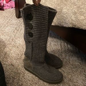Size 10 grey knit Ugg’s.